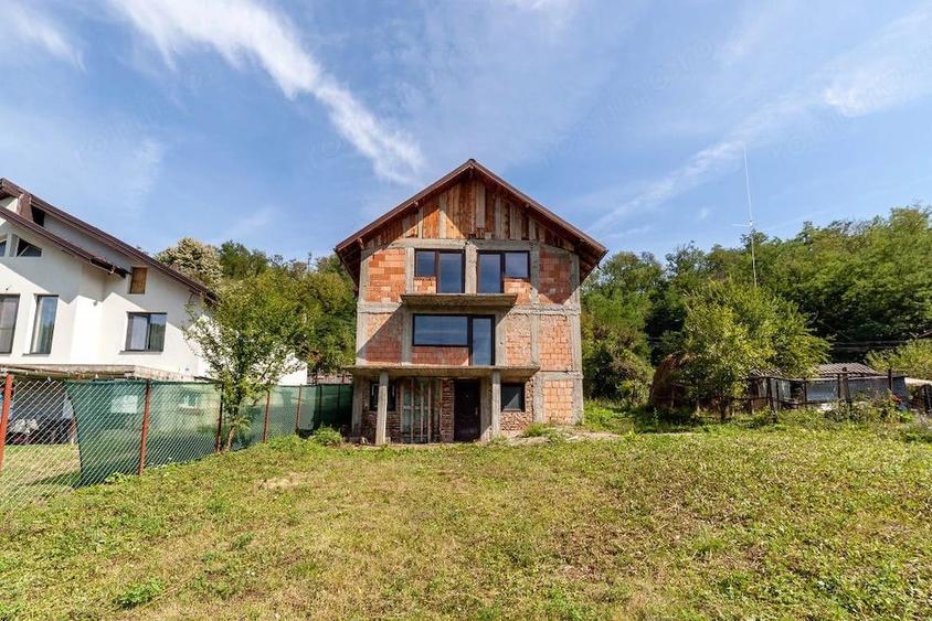 Casă cu Teren 1012 Mp în Merișani