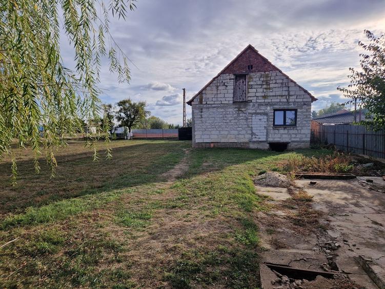 Casă cu 3 camere cu Teren 18000 Mp în Central