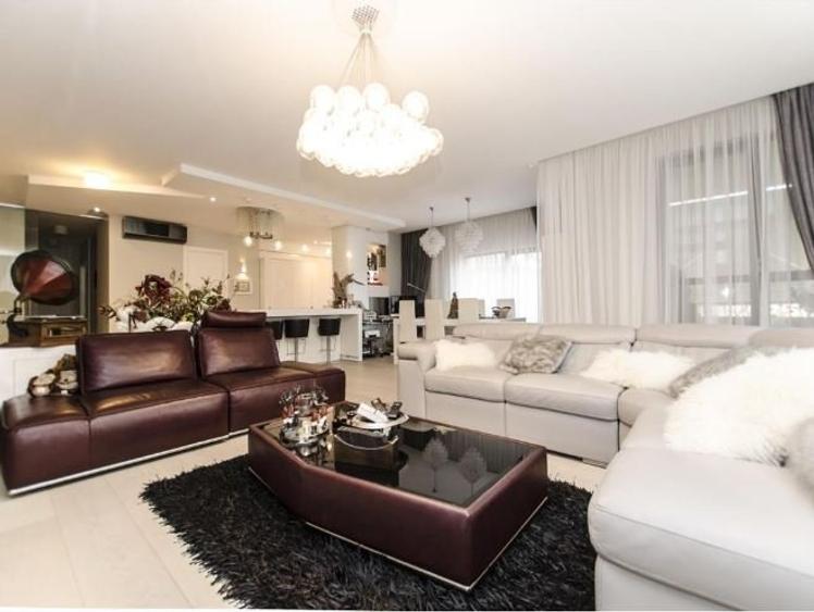 Apartament cu 3 camere semidecomandat în City Park Mall