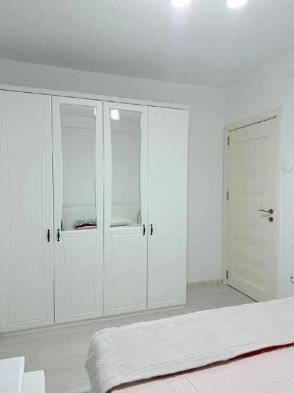 Apartament cu 3 camere semidecomandat, mobilat în Grivița