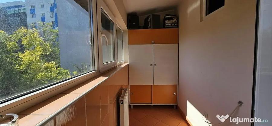 Apartament cu 5 camere decomandat în Micro 20