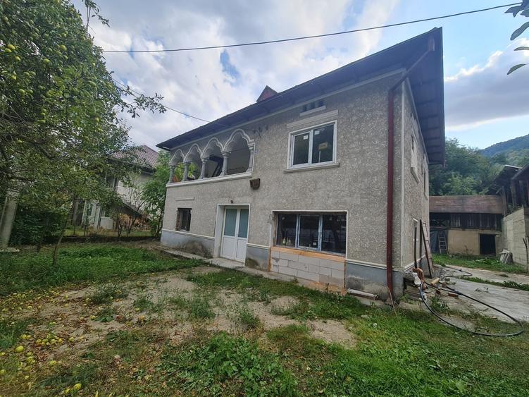 Casă cu 4 camere în Ciungetu