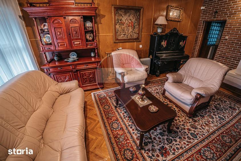 Casă cu 7 camere cu Teren 676 Mp în Central