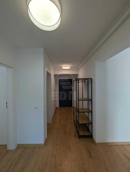 Apartament cu 3 camere semidecomandat în Florești
