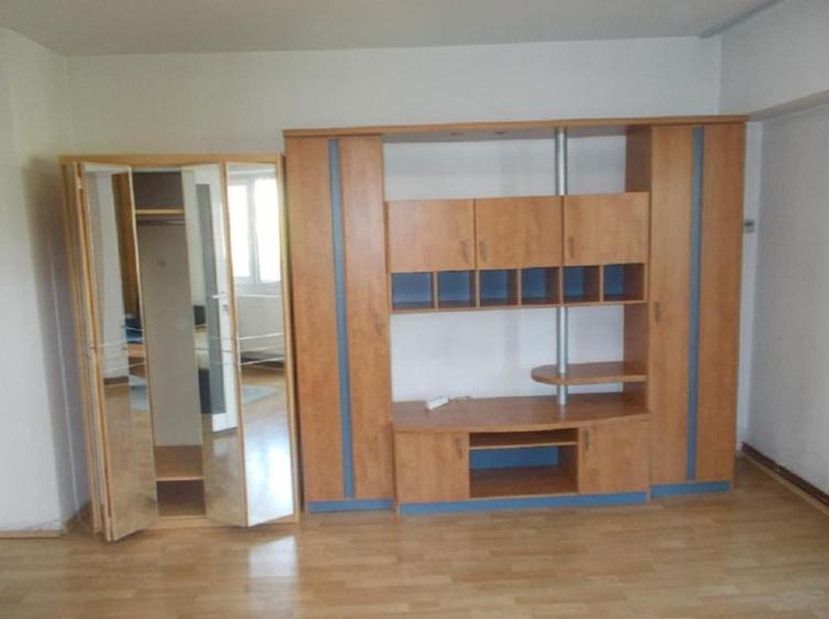 Garsonieră decomandată, mobilată în Răcădău