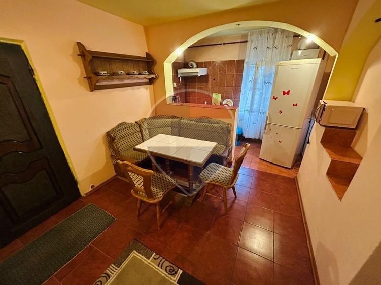 Apartament cu 2 camere semidecomandat, mobilat în Central