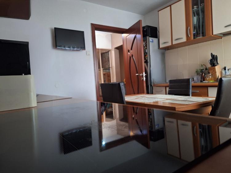 Apartament cu 3 camere semidecomandat în Dacia