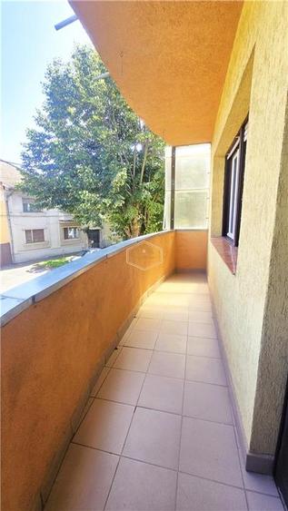 Casă individuală cu 7 camere cu Canalizare în Central