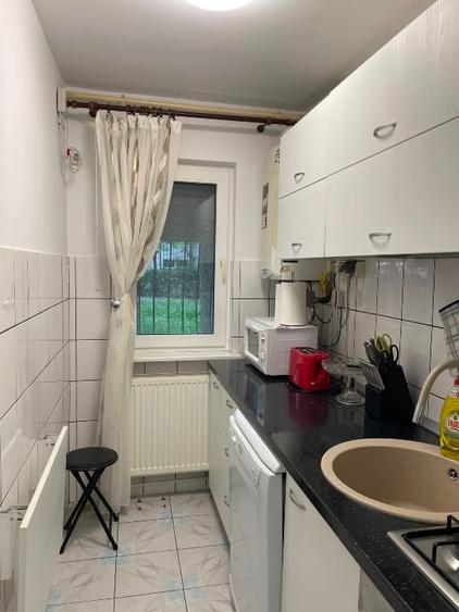 Apartament cu 3 camere semidecomandat, mobilat în Nord