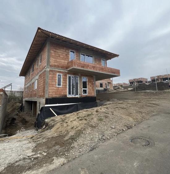Casă cu 4 camere în Dâmbul Rotund