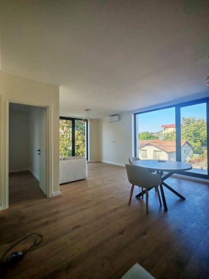 Apartament cu 3 camere semidecomandat în Gruia