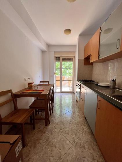 Apartament cu 3 camere decomandat, mobilat în Aradului