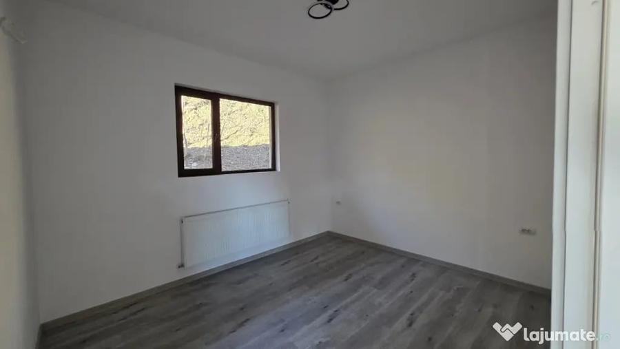 Casă cu 3 camere cu Teren 1890 Mp în Central