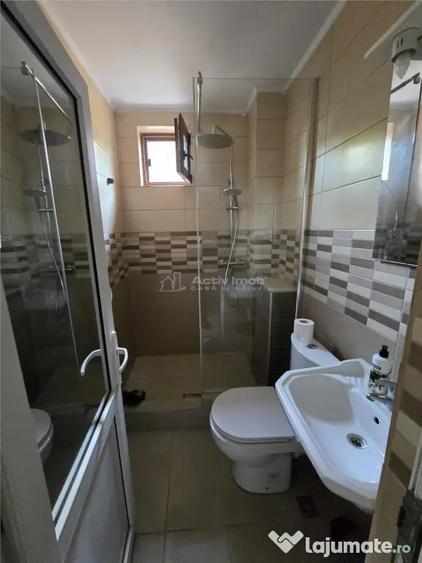 Casă cu 10 camere cu Teren 400 Mp în Nord