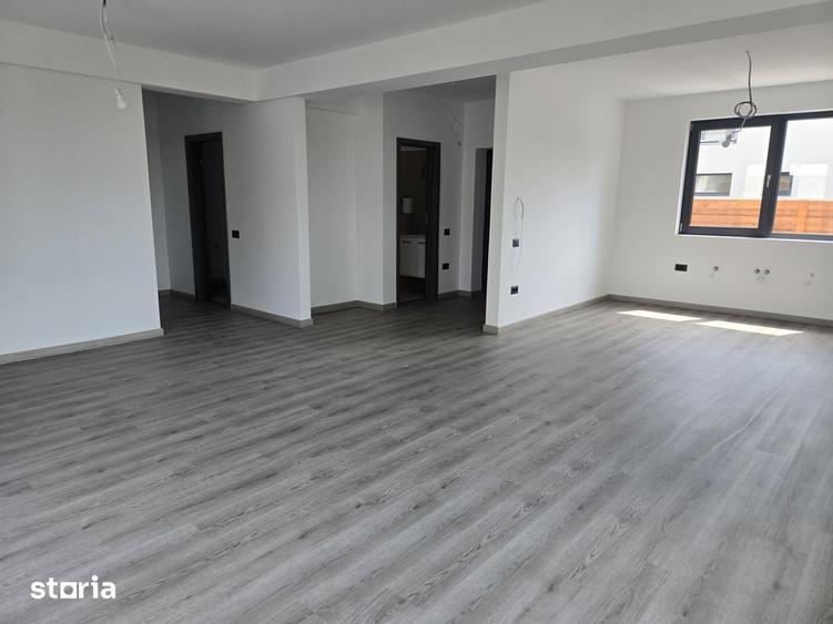 Casă cu 3 camere semidecomandat cu Teren 240 Mp în Central