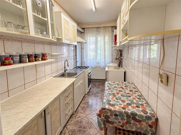 Apartament cu 4 camere decomandat, mobilat în Vasile Aaron