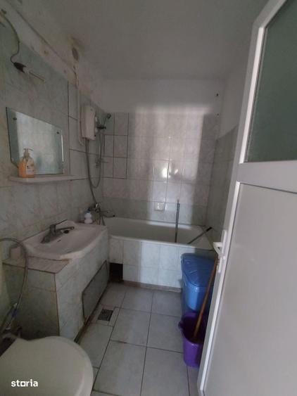 Apartament cu 3 camere decomandat în Micro 4
