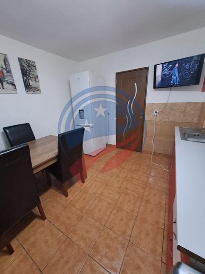 Apartament cu 2 camere semidecomandat, mobilat în Craiovița Nouă