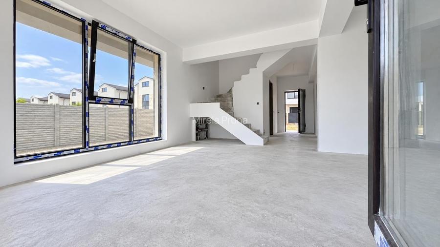 Vilă spațioasă P+E+M, 4 camere + mansardă open space, în complex privat