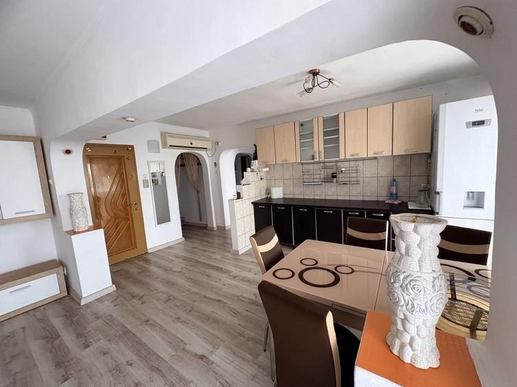 Apartament cu 3 camere decomandat în Exterior Vest