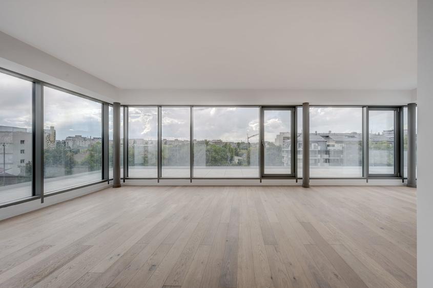Penthouse cu 4 camere semidecomandat în Timpuri Noi