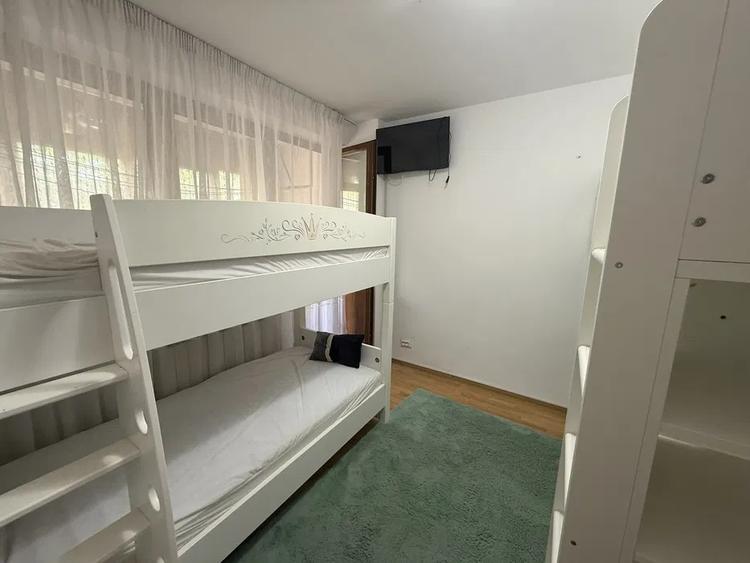Apartament cu 3 camere semidecomandat, mobilat în P-ța Unirii