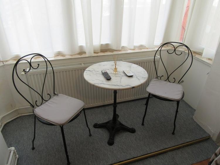 Apartament cu 2 camere semidecomandat, mobilat în P-ța Romană