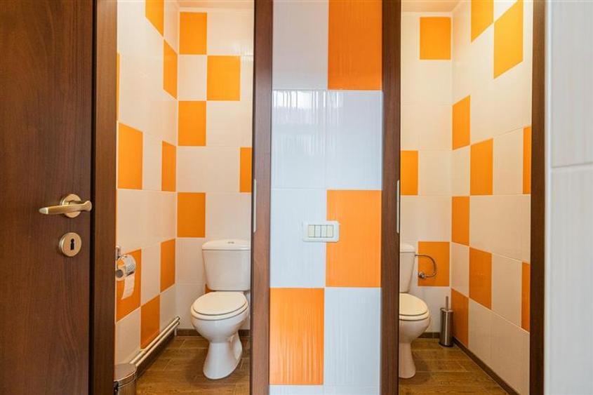 Casă cu 14 camere cu Canalizare în Central