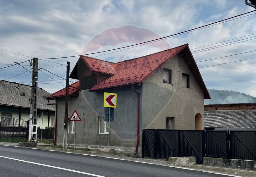 Casă cu 4 camere cu Teren 1412 Mp în Petrova