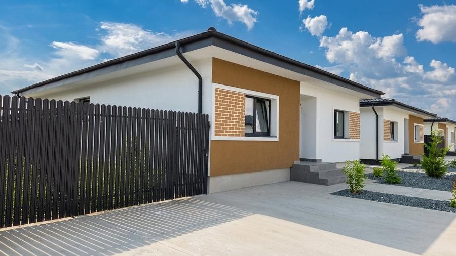 Casă individuală cu 4 camere cu Canalizare în Tunari