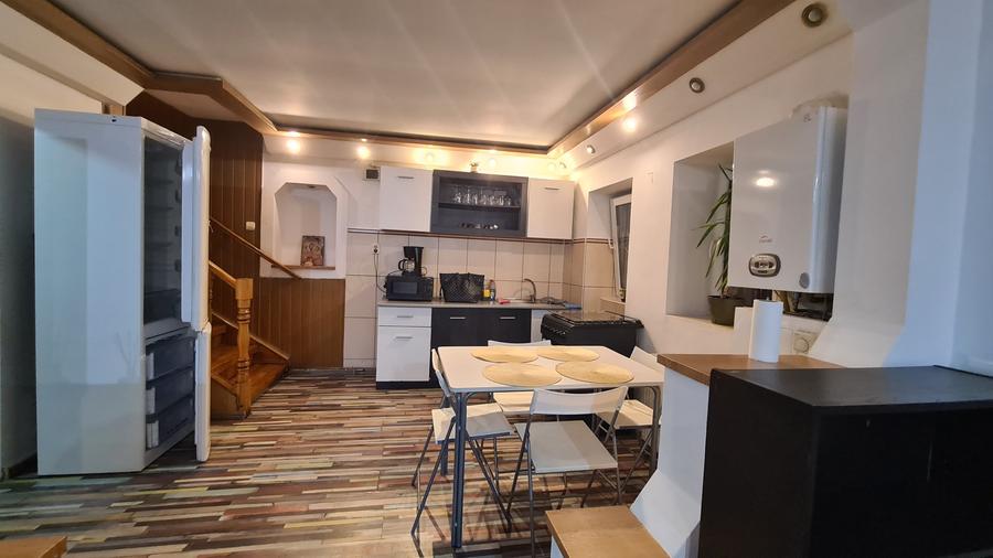 Apartament cu 3 camere decomandat, mobilat în Schei
