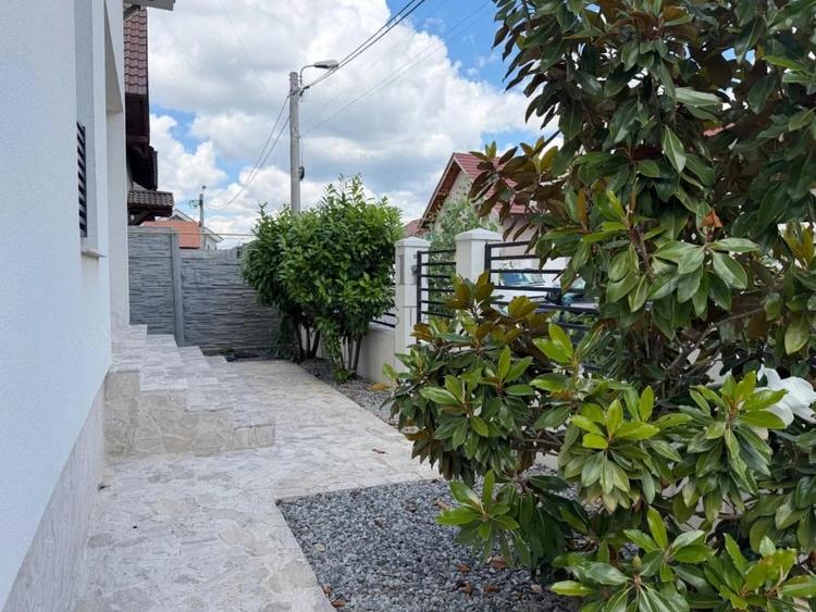 Casă cu 5 camere cu Teren 80 Mp în Central