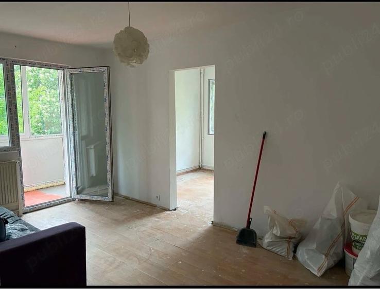 Apartament cu 3 camere semidecomandat în Central