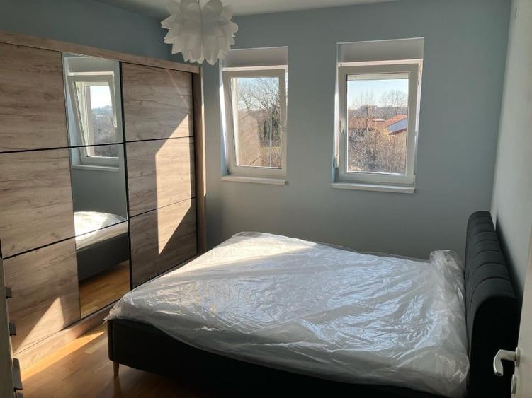 Apartament cu 3 camere semidecomandat, mobilat în Aradului