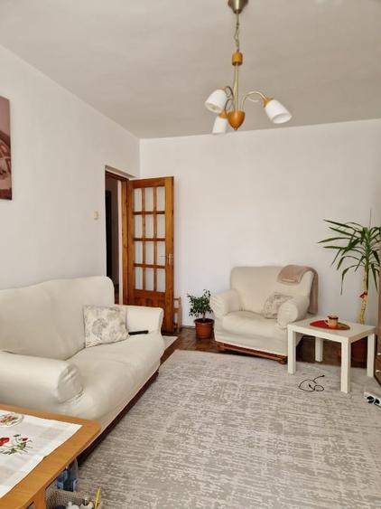 Apartament cu 3 camere decomandat, mobilat în Central