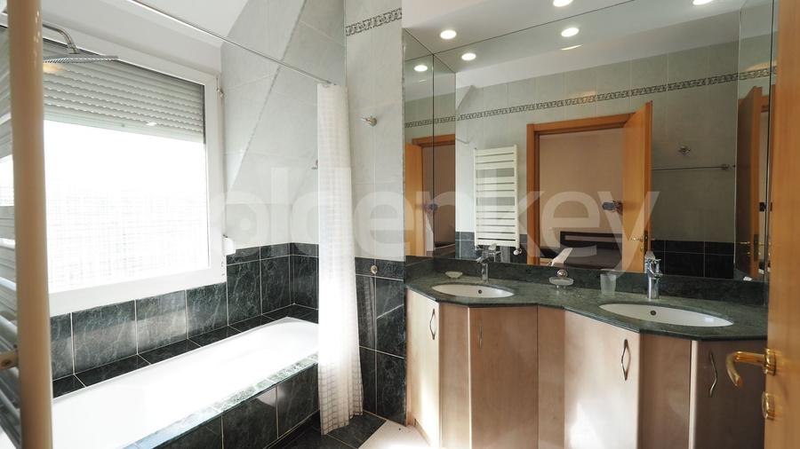 Duplex cu 6 camere cu Piscina în Iancu Nicolae