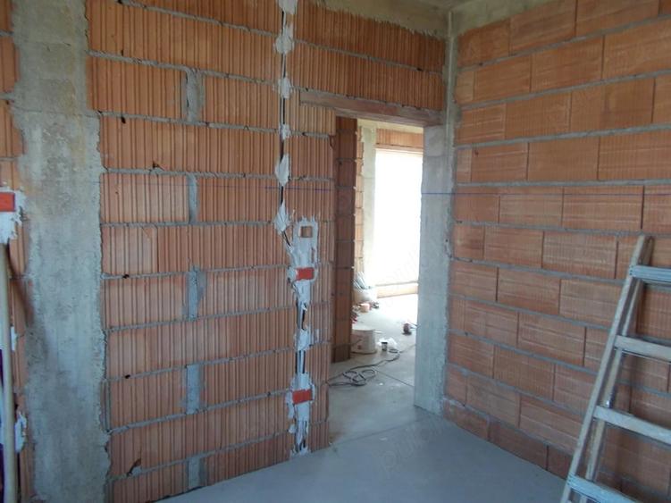 Casă cu 4 camere cu Teren 300 Mp în Dumbrăvița