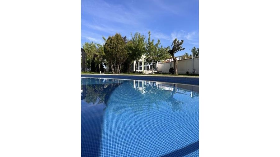 Casă individuală cu 14 camere cu Piscina în Tărtășești
