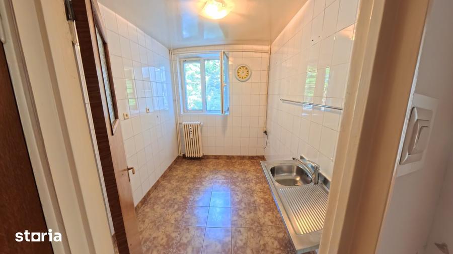 Apartament cu 3 camere semidecomandat în Titan