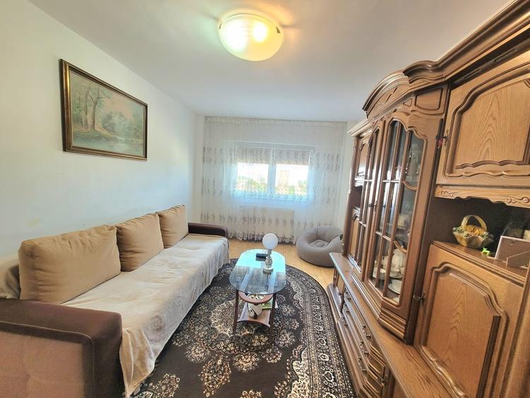 Apartament cu 3 camere decomandat în Calea București