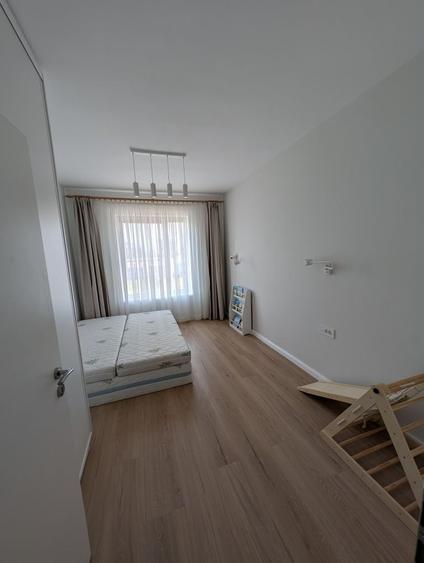 Apartament cu 4 camere semidecomandat în Sud