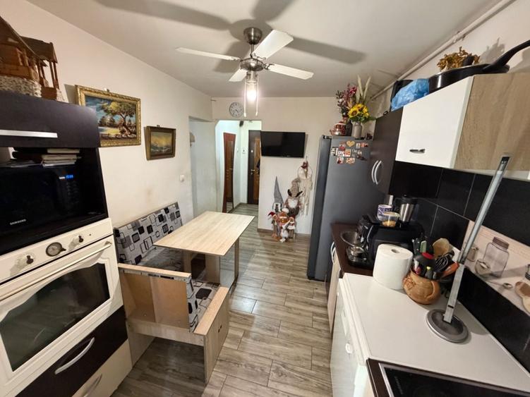 Apartament cu 3 camere decomandat în Cetate