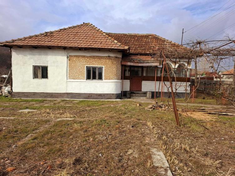 Casă cu 4 camere în Băbeni
