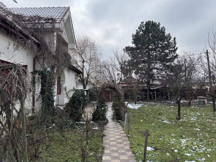 Casă individuală cu 8 camere cu Canalizare în Slătioara