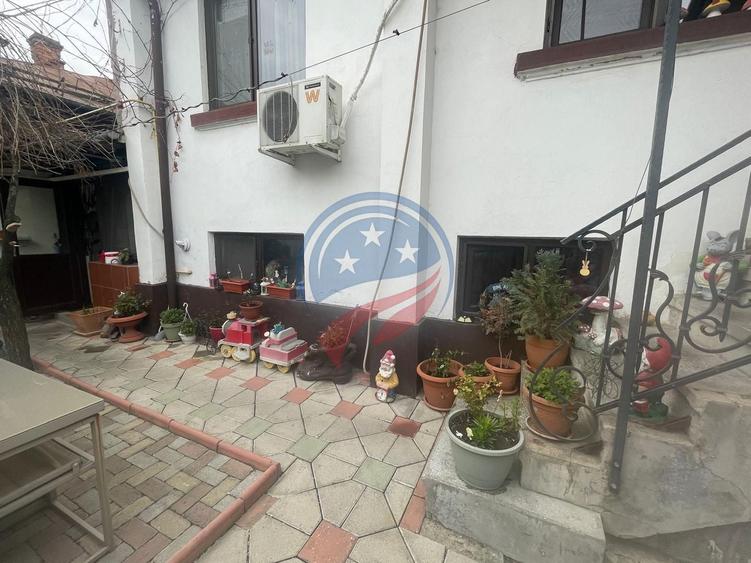 Casă individuală cu 9 camere cu Canalizare în Ultracentral