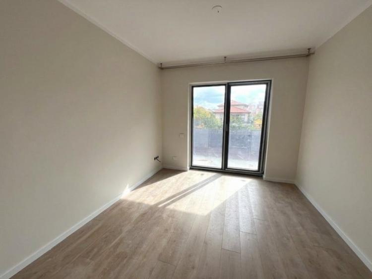 Apartament cu 3 camere semidecomandat, mobilat în Între Lacuri