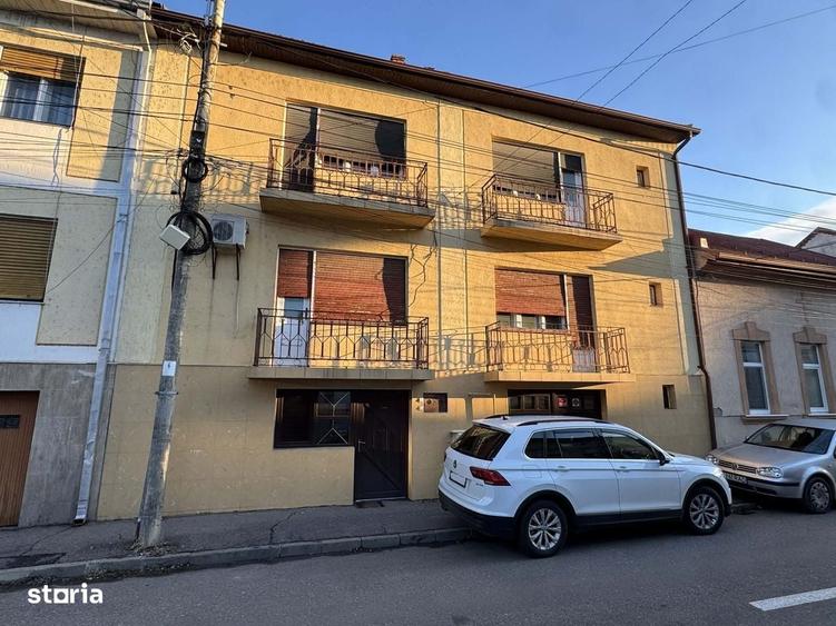 Casă cu 4 camere decomandat în Central