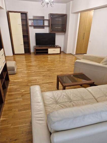 Apartament cu 3 camere semidecomandat, mobilat în 1 Mai