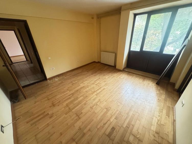 Apartament cu 3 camere semidecomandat, mobilat în Ultracentral