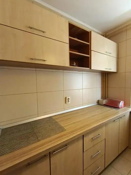 Apartament cu 3 camere decomandat, mobilat în Titan